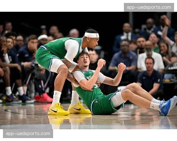 快船独行侠高强度对攻大战 伦纳德加兰外线连续开火