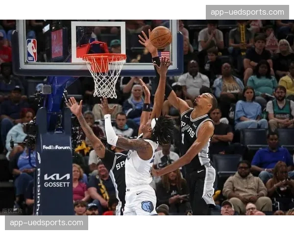 文班亚马19分15板7帽统治内线 马刺轻取灰熊锁定季后赛席位